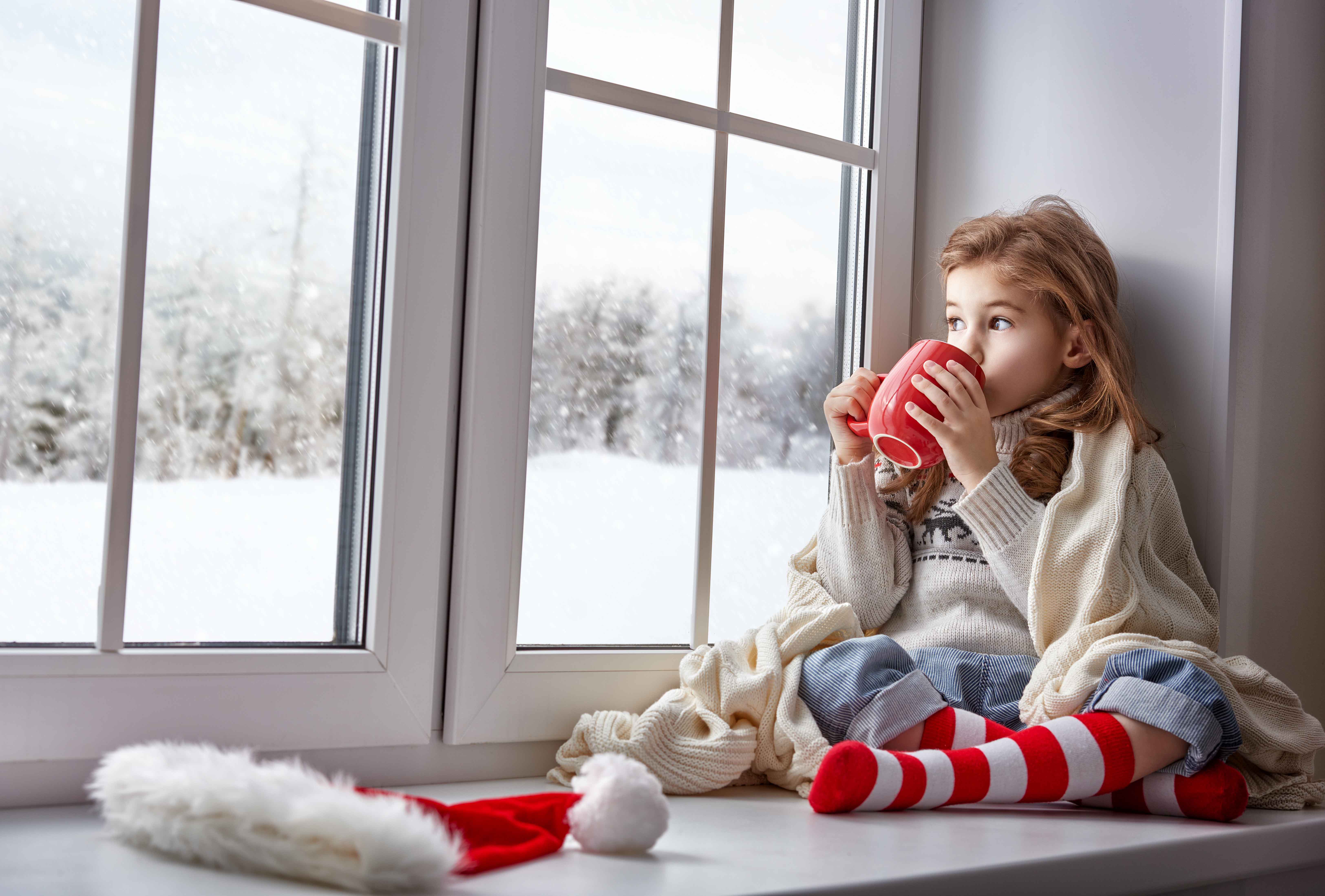 Картинки остаться дома. Девочка на подоконнике. Пластиковые окна зима. Окно зима. Пластиковые окна зимой.